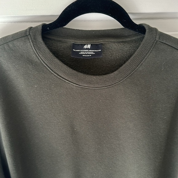 H&M crew neck relaxed fit sweatshirt in evergreen - Picture 4 of 5
